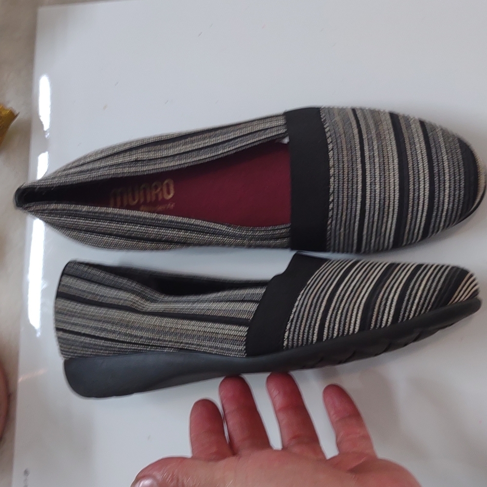 Munro Black Flats with Comfort and Elegance - Picture 2 of 7